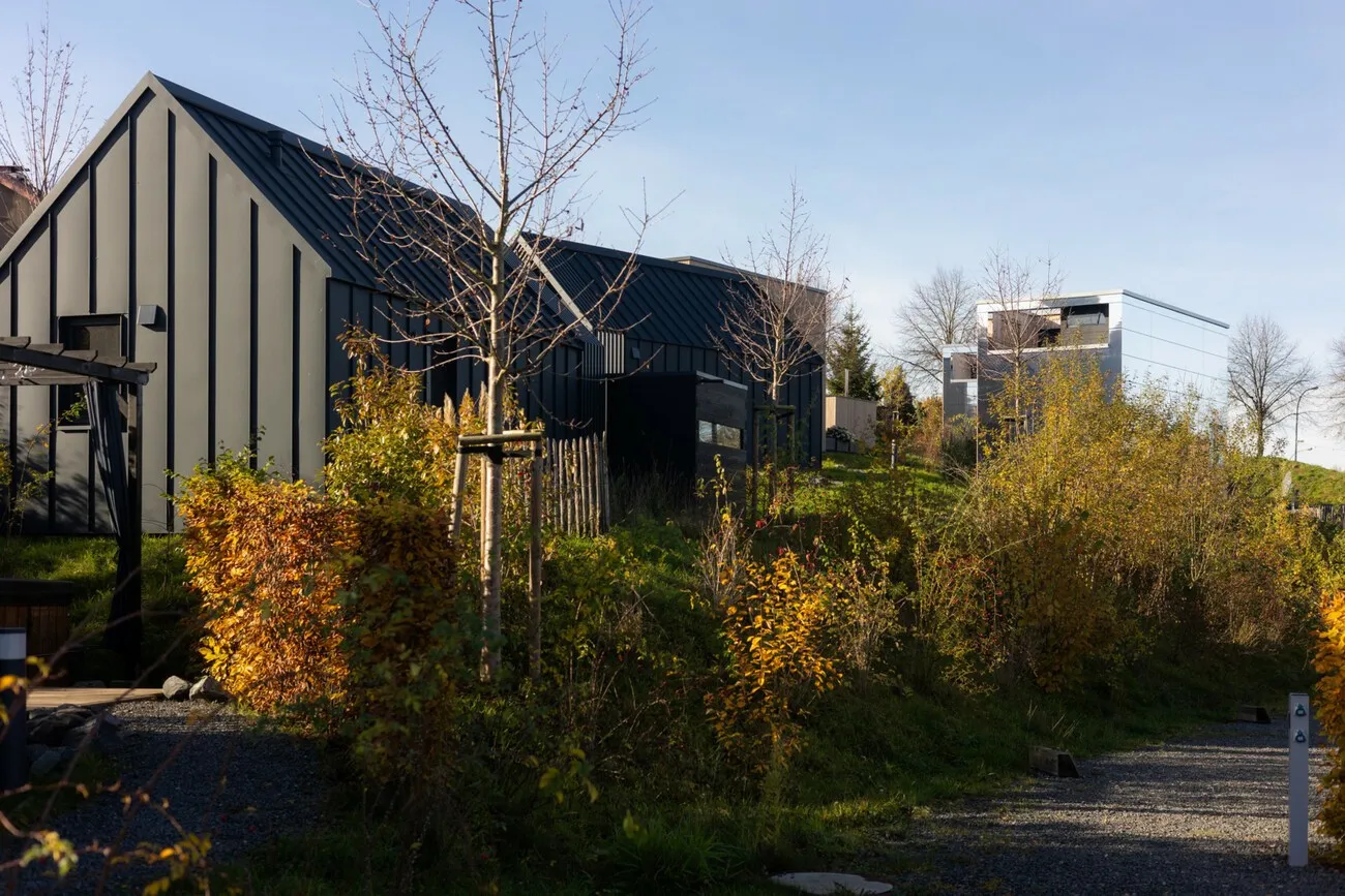 Acht Tiny Houses versprechen Wellness im nachhaltigen gehobenen Ambiente.